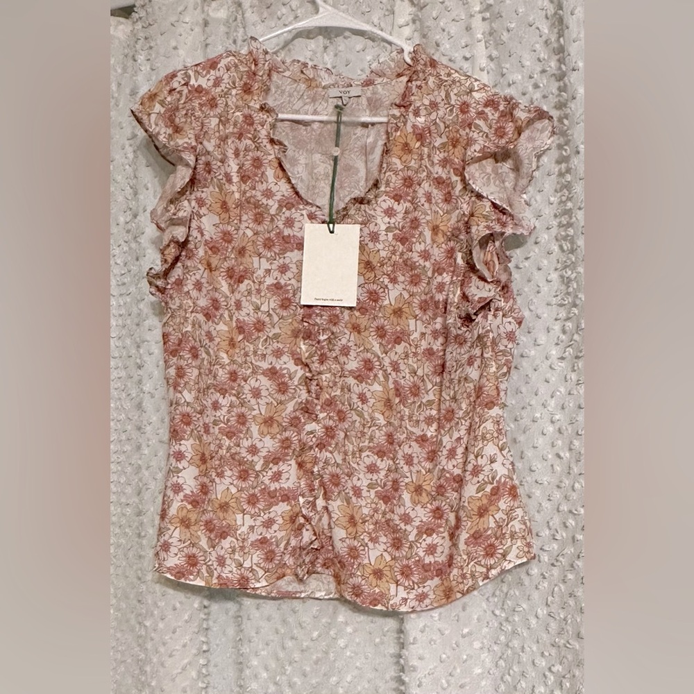 NEW WITH TAGS Gorgeous floral blouse. Size medium. Pairs great with skinny jeans